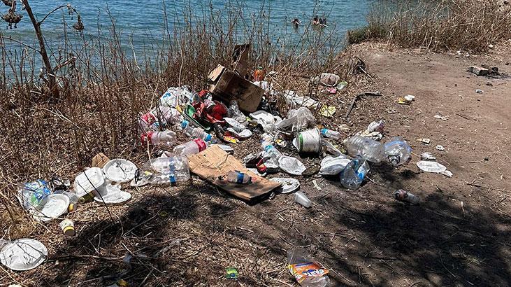 Yer: Bodrum Tatilcilerden geriye çöpleri kaldı Yer: Bodrum Tatilcilerden geriye çöpleri kaldı
