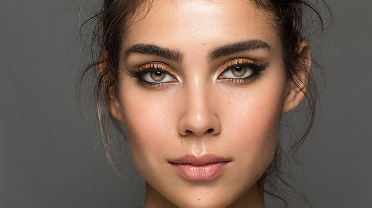 Düşük göz kapaklarını bile badem gibi yapıyor Bu makyaj tekniğiyle estetiğe gerek yok