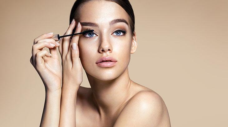 Düşük göz kapaklarını bile badem gibi yapıyor Bu makyaj tekniğiyle estetiğe gerek yok