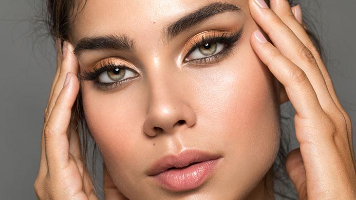 Düşük göz kapaklarını bile badem gibi yapıyor Bu makyaj tekniğiyle estetiğe gerek yok