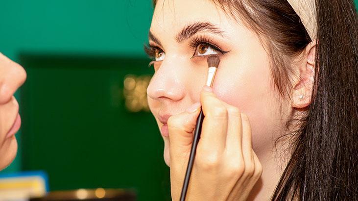 Düşük göz kapaklarını bile badem gibi yapıyor Bu makyaj tekniğiyle estetiğe gerek yok