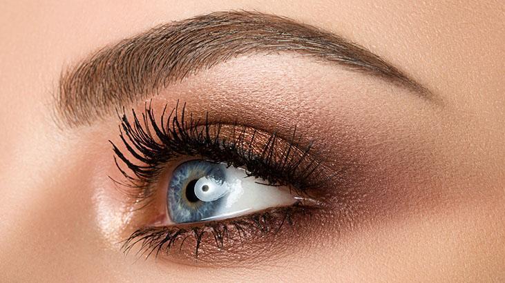 Düşük göz kapaklarını bile badem gibi yapıyor Bu makyaj tekniğiyle estetiğe gerek yok