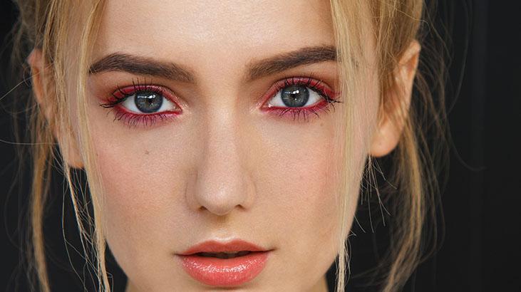 Düşük göz kapaklarını bile badem gibi yapıyor Bu makyaj tekniğiyle estetiğe gerek yok