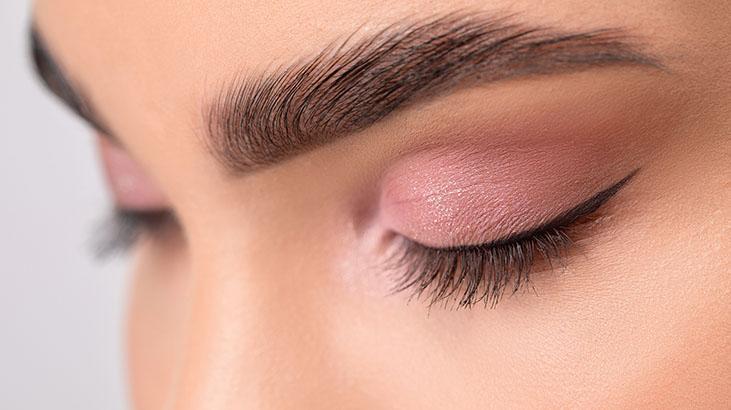 Düşük göz kapaklarını bile badem gibi yapıyor Bu makyaj tekniğiyle estetiğe gerek yok