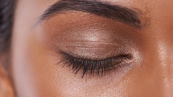 Düşük göz kapaklarını bile badem gibi yapıyor Bu makyaj tekniğiyle estetiğe gerek yok