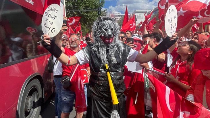 Berlinde heyecan dorukta Meydanda dev Türk bayrakları açıldı