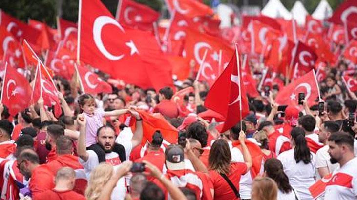 Berlinde heyecan dorukta Meydanda dev Türk bayrakları açıldı