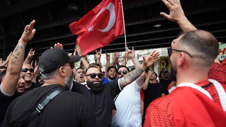 Berlinde heyecan dorukta Meydanda dev Türk bayrakları açıldı
