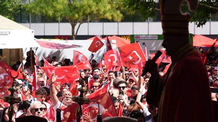 Berlinde heyecan dorukta Meydanda dev Türk bayrakları açıldı