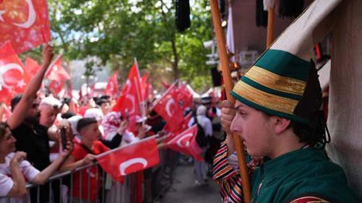 Berlinde heyecan dorukta Meydanda dev Türk bayrakları açıldı