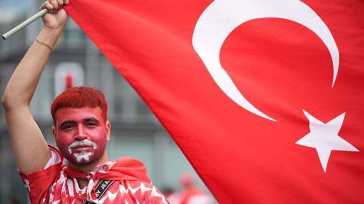 Berlinde heyecan dorukta Meydanda dev Türk bayrakları açıldı