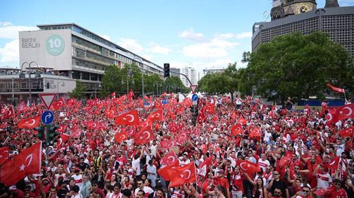 Berlinde heyecan dorukta Meydanda dev Türk bayrakları açıldı