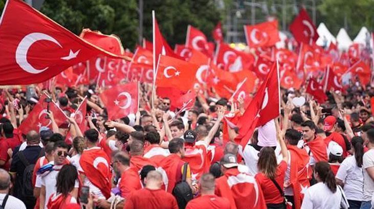 Berlinde heyecan dorukta Meydanda dev Türk bayrakları açıldı