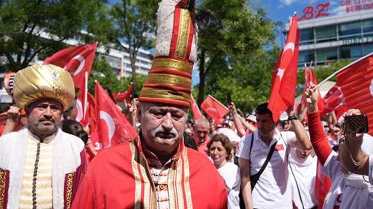 Berlinde heyecan dorukta Meydanda dev Türk bayrakları açıldı