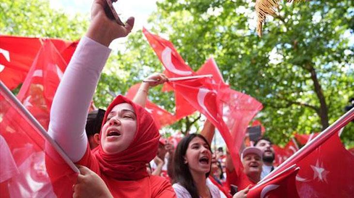 Berlinde heyecan dorukta Meydanda dev Türk bayrakları açıldı