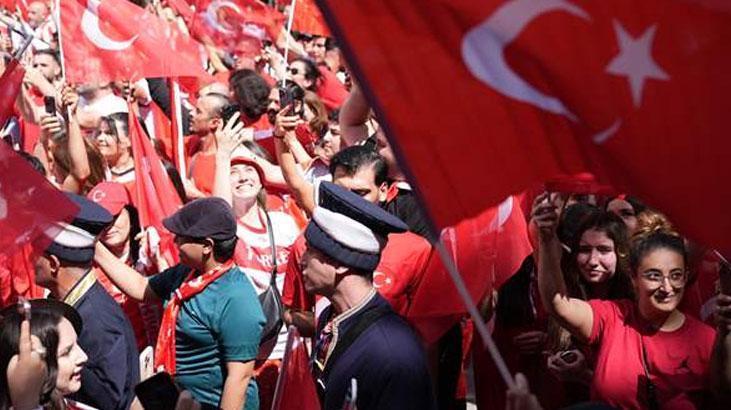 Berlinde heyecan dorukta Meydanda dev Türk bayrakları açıldı