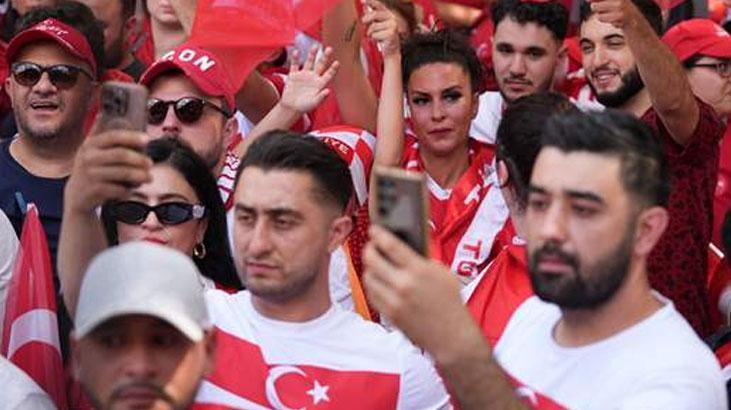 Berlinde heyecan dorukta Meydanda dev Türk bayrakları açıldı