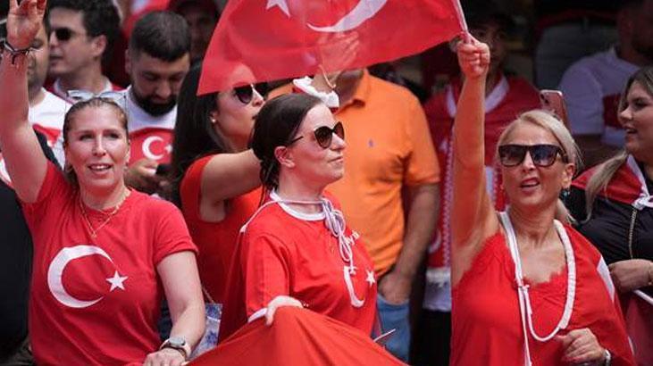 Berlinde heyecan dorukta Meydanda dev Türk bayrakları açıldı