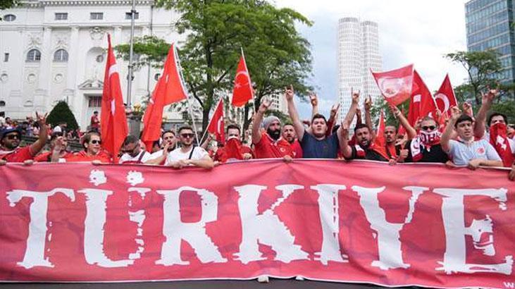 Berlinde heyecan dorukta Meydanda dev Türk bayrakları açıldı