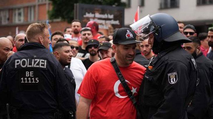 Berlinde heyecan dorukta Meydanda dev Türk bayrakları açıldı