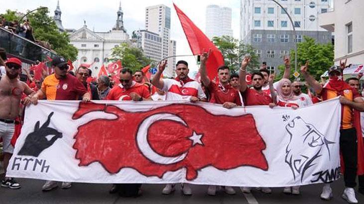 Berlinde heyecan dorukta Meydanda dev Türk bayrakları açıldı