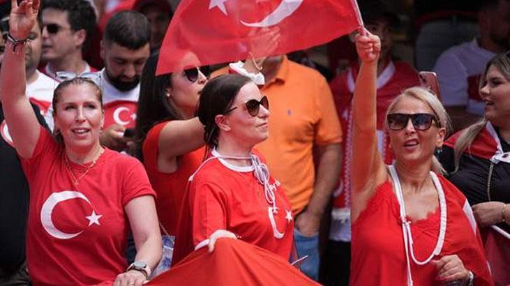 Berlinde heyecan dorukta Meydanda dev Türk bayrakları açıldı