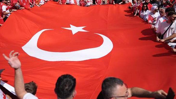 Berlinde heyecan dorukta Meydanda dev Türk bayrakları açıldı