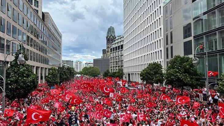 Berlinde heyecan dorukta Meydanda dev Türk bayrakları açıldı