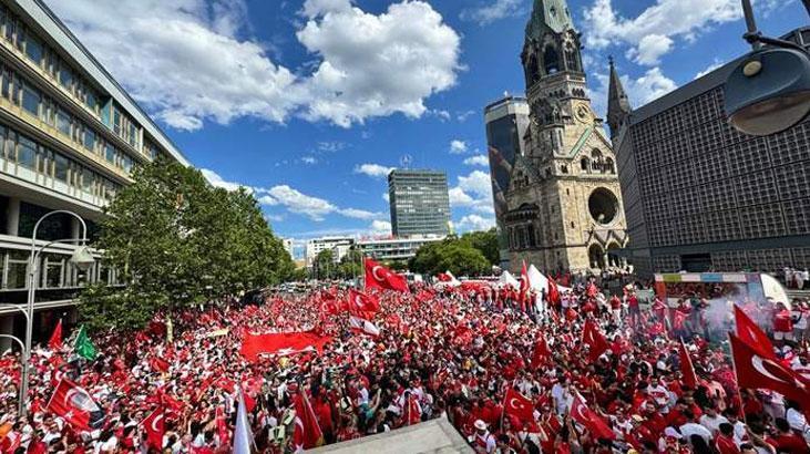 Berlinde heyecan dorukta Meydanda dev Türk bayrakları açıldı