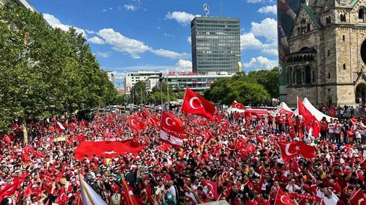 Berlinde heyecan dorukta Meydanda dev Türk bayrakları açıldı