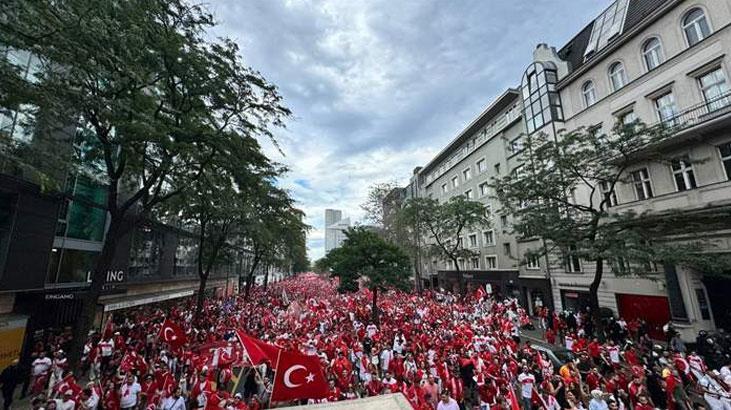 Berlinde heyecan dorukta Meydanda dev Türk bayrakları açıldı