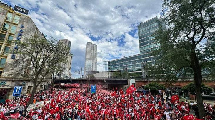 Berlinde heyecan dorukta Meydanda dev Türk bayrakları açıldı