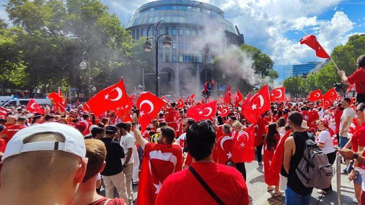 Berlinde heyecan dorukta Meydanda dev Türk bayrakları açıldı