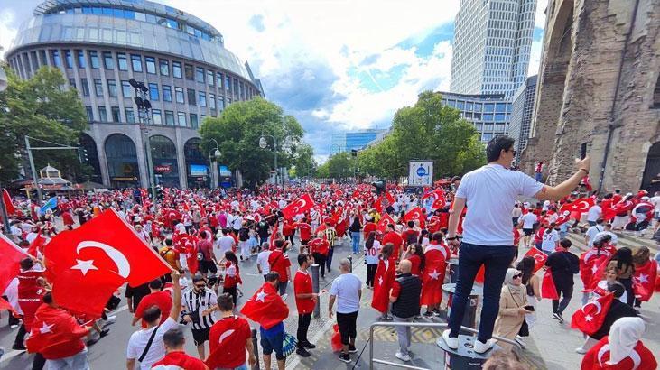 Berlinde heyecan dorukta Meydanda dev Türk bayrakları açıldı