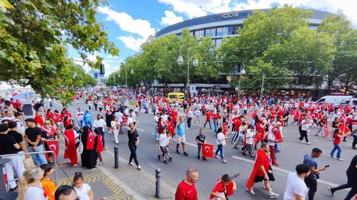 Berlinde heyecan dorukta Meydanda dev Türk bayrakları açıldı