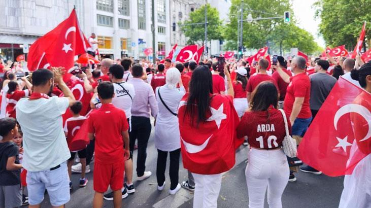 Berlinde heyecan dorukta Meydanda dev Türk bayrakları açıldı