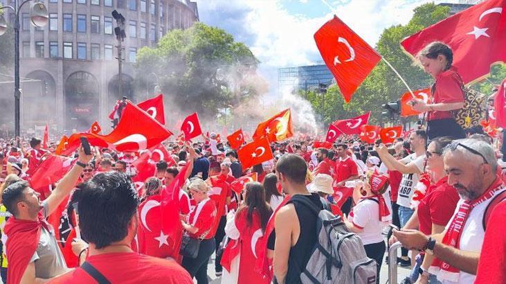 Berlinde heyecan dorukta Meydanda dev Türk bayrakları açıldı