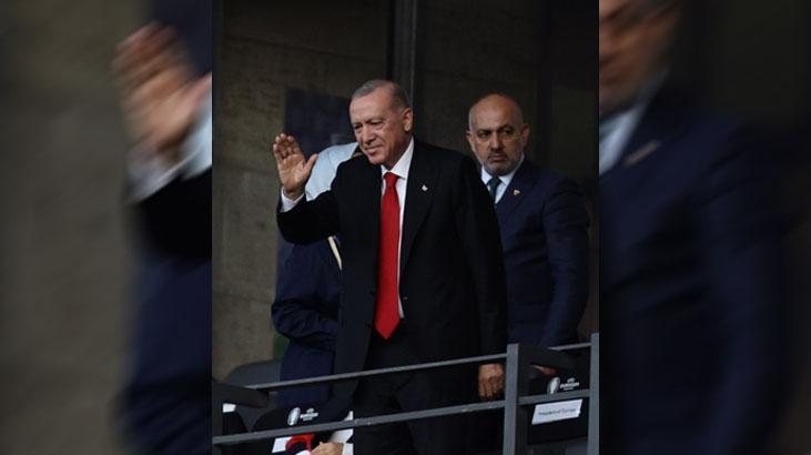 Cumhurbaşkanı Erdoğan, Berlin Olimpiyat Stadına geldi ve millileri yalnız bırakmadı