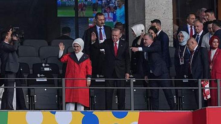 Cumhurbaşkanı Erdoğan, Berlin Olimpiyat Stadına geldi ve millileri yalnız bırakmadı