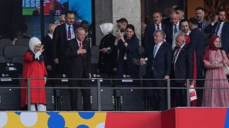 Cumhurbaşkanı Erdoğan, Berlin Olimpiyat Stadına geldi ve millileri yalnız bırakmadı