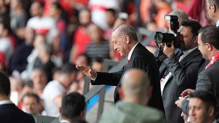 Cumhurbaşkanı Erdoğan, Berlin Olimpiyat Stadına geldi ve millileri yalnız bırakmadı