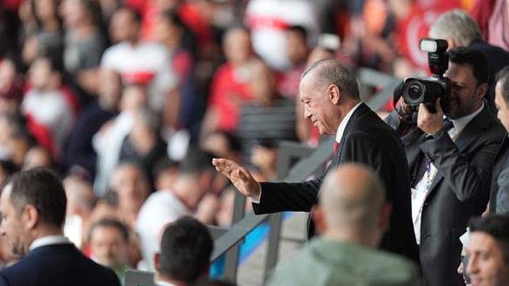 Cumhurbaşkanı Erdoğan, Berlin Olimpiyat Stadına geldi ve millileri yalnız bırakmadı