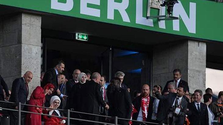 Cumhurbaşkanı Erdoğan, Berlin Olimpiyat Stadına geldi ve millileri yalnız bırakmadı