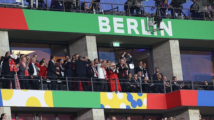 Cumhurbaşkanı Erdoğan, Berlin Olimpiyat Stadına geldi ve millileri yalnız bırakmadı