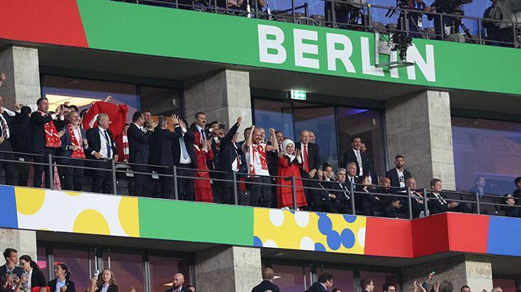 Cumhurbaşkanı Erdoğan, Berlin Olimpiyat Stadına geldi ve millileri yalnız bırakmadı