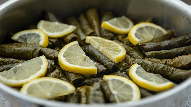 Sarmayı pişirirken tabak yerine bunu koyun Hiç dağılmıyor, lezzeti katlandıkça katlanıyor