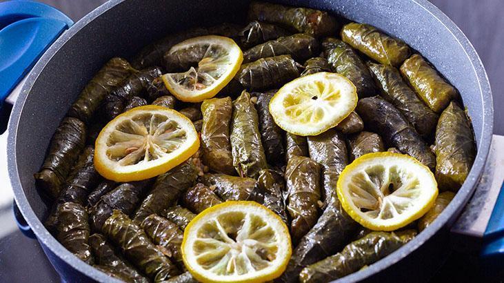 Sarmayı pişirirken tabak yerine bunu koyun Hiç dağılmıyor, lezzeti katlandıkça katlanıyor