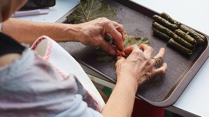 Sarmayı pişirirken tabak yerine bunu koyun Hiç dağılmıyor, lezzeti katlandıkça katlanıyor
