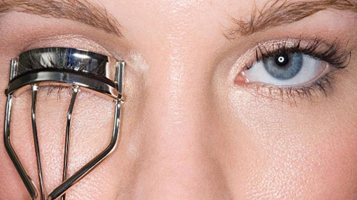 Kirpik kıvırıcısını yanlış kullanıyormuşuz Ters çevirerek kullanın, yoğunluk katıyor