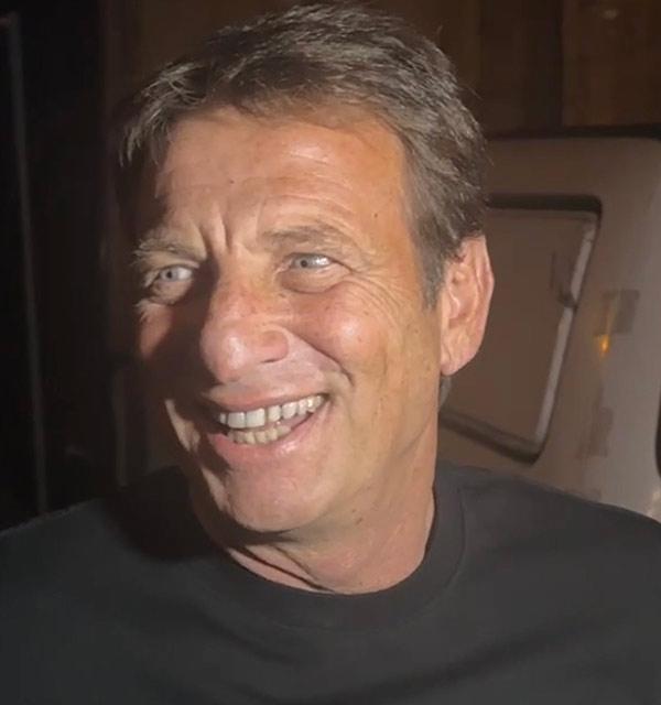 HEPİNİZ BALIK TUTMUŞ GİBİSİNİZ